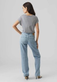 Gestreepte kortmouwen top in blauw en wit, gecombineerd met lichtblauwe hoge taille jeans, met een relaxte pasvorm en achterzakken.