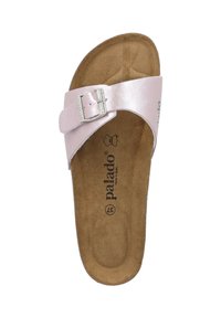 Sandalia deslizante de imitación cuero rosa con una hebilla brillante, plantilla contorneada y una plantilla texturizada marrón. Suela plana para un uso cómodo.