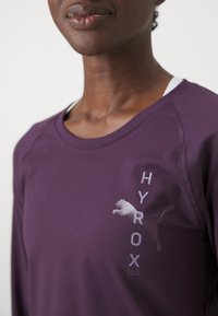 Puma HYROX RUN CLOUDSPUN  TEE - Top dugih rukava - midnight plum