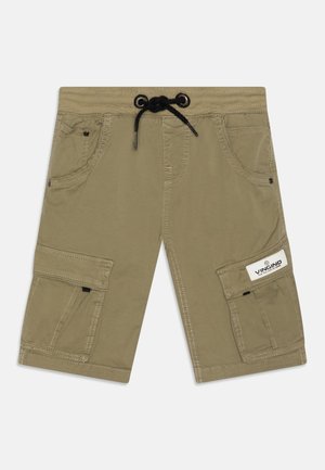 Pantaloni cargo khaki con cinturino regolabile in vita, multiple tasche e patch bianco con logo. Realizzati in tessuto resistente con dettagli di cucitura visibili.