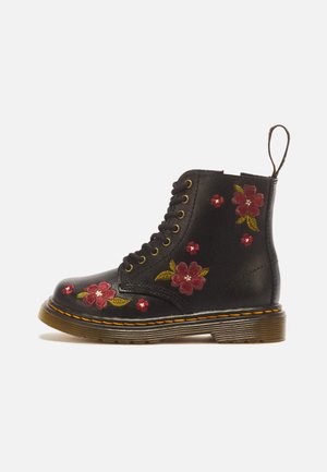 Schwarzer Leder-Schnürstiefel mit bestickten roten und rosa Blumen und grünen Blättern, gelbe Naht auf brauner Gummisohle, Seitenansicht.