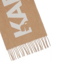 Brauner Wollschal mit weißem Text und Fransen. Glatte Textur, rechteckige Form, mit einem auffälligen Logo-Design.