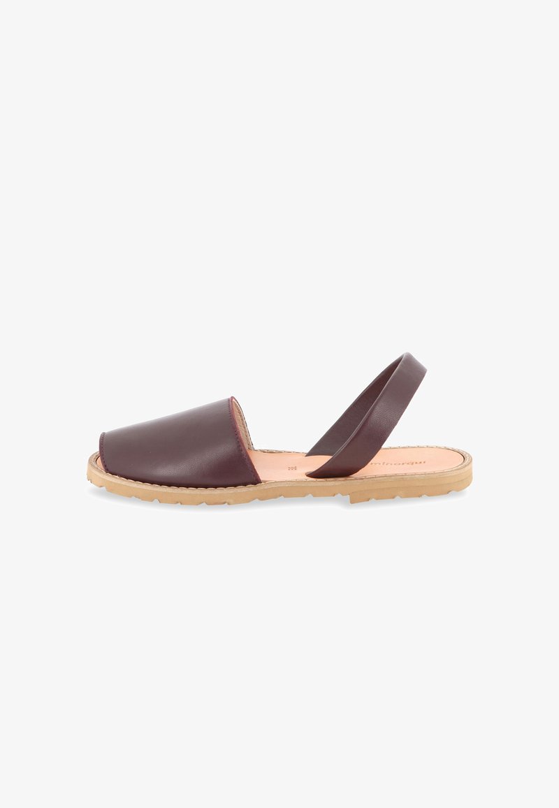 Sandale en cuir marron avec bout fermé, talon ouvert, bride arrière élastique et semelle texturée marron clair vue de côté.