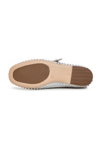 Suola della scarpa in argento con una base in gomma a motivi. Presenta una forma arrotondata e una superficie interna liscia di colore beige per il comfort.