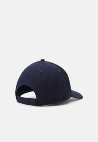 Tengerészkék baseball sapka ívelt karimával, állítható hátsó pánttal, hatpaneles kialakítással, szövet textúrával, gombbal a tetején.