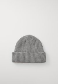 Grå strikket hue med en foldet kant. Teksturen er ribbet, og stoffet er blødt. Toppen har en rund, let spidset form.