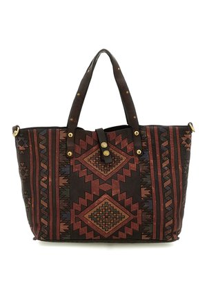 Grande borsa a mano con manici in pelle marrone scuro e motivo tribale geometrico in rosso, nero e blu, adornata con borchie e bottoni dorati.
