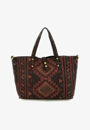 Grande borsa a mano con manici in pelle marrone scuro e motivo tribale geometrico in rosso, nero e blu, adornata con borchie e bottoni dorati.
