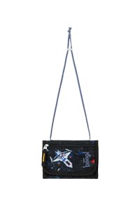 Černá křížová taška ze látky s designem vesmírné lodi na hvězdném pozadí, s uzávěrem na zip a nastavitelným modrým popruhem.