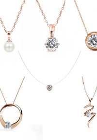 Vijf kettingen hebben kettingen van roségoud, met ontwerpen zoals een parelpendant, een ronde diamant, een cirkelvormig motief en een golvende stijl.