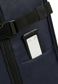 Navyfarbene Stofftasche mit einem schwarzen Riemen und Reißverschluss, die eine rechteckige Karte mit Linien für Name, Adresse, Telefon und E-Mail enthält.