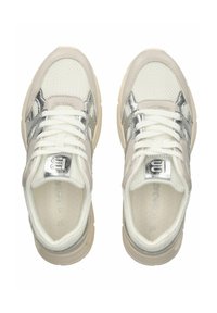 Weiße Mesh-Sneaker mit silbernen Akzenten. Mit runden Schnürsenkeln, strukturierten Oberflächen und Gummisohlen. Branding auf der Zunge sichtbar.