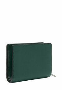 Zielony portfel ze skóry o gładkim wykończeniu, z projektem typu bi-fold, kontrastowym przeszyciem oraz srebrnym akcentem ułatwiającym otwieranie.