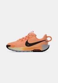 Pantofii de alergare Nike Trail ATC, de culoare portocalie aprinsă, cu un logo swoosh negru. Prezintă un material superior din plasă texturată, talpă căptușită și talpă din cauciuc pentru aderență.