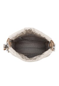 Beige synteettinen laukku muotoillulla ylhäällä, vaalean ruskeat kahvat ja hopeiset yksityiskohdat. Sisäpuolella on logo-kuvio vaaleissa sävyissä.