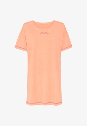 Persikofärgad t-shirt med korta ärmar, rund halsringning och rosa text som säger "SOVTID ÄR MIN LYCKLIGA TIMME." Har kontrasterande sömmar.