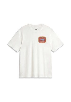 Weißes T-Shirt mit kurzen Ärmeln, versehen mit einem kleinen roten und blauen Sardinendosen-Grafik und dem Schriftzug "SARDINES" auf der linken Brust.