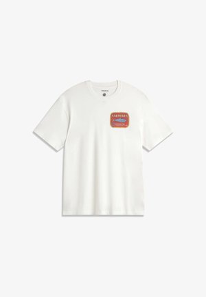 Weißes T-Shirt mit kurzen Ärmeln, versehen mit einem kleinen roten und blauen Sardinendosen-Grafik und dem Schriftzug "SARDINES" auf der linken Brust.