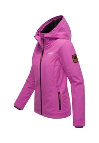 Veste softshell à capuche violette avec fermeture éclair avant, poches latérales zippées et un écusson logo marron sur la manche gauche.