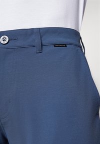 TravisMathew TECH CHINO - Trousers - dress blues