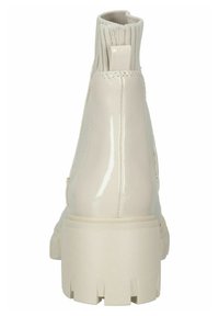 Bílé patentní kotníkové boty s žebrovanou, elastickou boční panelou a robustní podešví. Hladký povrch, minimalistický design a zaoblená špička.