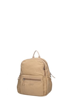 Beige compacte rugzak met voorvak met rits, elastisch zijvak, bovenhendel en geborduurd GMV-logo op het voorvak.