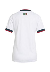 Chemise blanche à manches courtes avec bordure noire et rouge sur les manches et le col, présentant un petit logo brodé en vert, blanc et rouge en haut du dos.