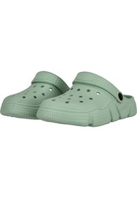 Hellgrüne Clogs aus weichem, strukturiertem Material, ausgestattet mit mehreren Belüftungsöffnungen, einem Riemen und einer stabilen, gemusterten Sohle.