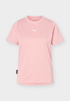 Tricou roz cu mâneci scurte și gât rotund, cu un logo alb centrat pe piept și o etichetă mică neagră pe cusătura laterală stângă.