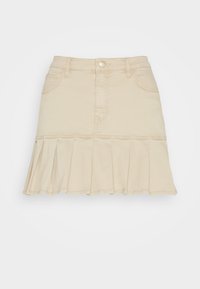 Falda de mezclilla beige con cintura ceñida y parte inferior acampanada con pliegues. Presenta bolsillos frontales y un detalle de costura sutil.