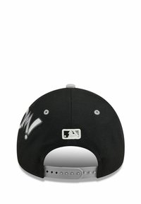 Schwarze Baseballmütze mit dem Schriftzug "WOW!" in Silber gestickt. Verfügt über einen grauen verstellbaren Snapback-Verschluss und ein kleines MLB-Logo auf der Rückseite.