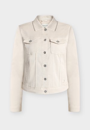 Μπεζ τζιν μπουφάν με κλασικό γιακά, δύο τσέπες στο στήθος και ασημένια κουμπιά. Διαθέτει μακριά μανίκια και ευθύγραμμη σχεδίαση.