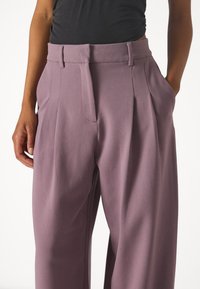 MSCH Copenhagen MIRABELLE MICHELLE PLEAT PANTS - Pantaloni - black plum
