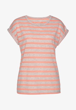 Hellgrau gestreifton T-Shirt mit korallenfarbenen horizontalen Linien, kurzen Ärmeln und rundem Halsausschnitt. Strukturierter Stoff mit sichtbaren horizontalen Perforationen.