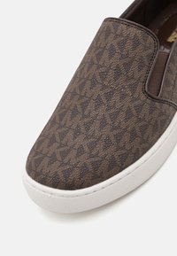 MICHAEL Michael Kors KEATON - Įmautiniai batai - brown