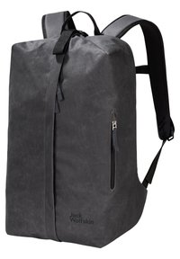 Schwarzer Rucksack aus strukturiertem Stoff mit einem Hauptreißverschluss, einer seitlichen Reißverschlusstasche und gepolsterten Schulterriemen. Markenlogo sichtbar.