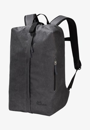 Un sac à dos noir en tissu texturé avec une fermeture éclair principale, une poche latérale zippée et des bretelles rembourrées. Logo de la marque visible.