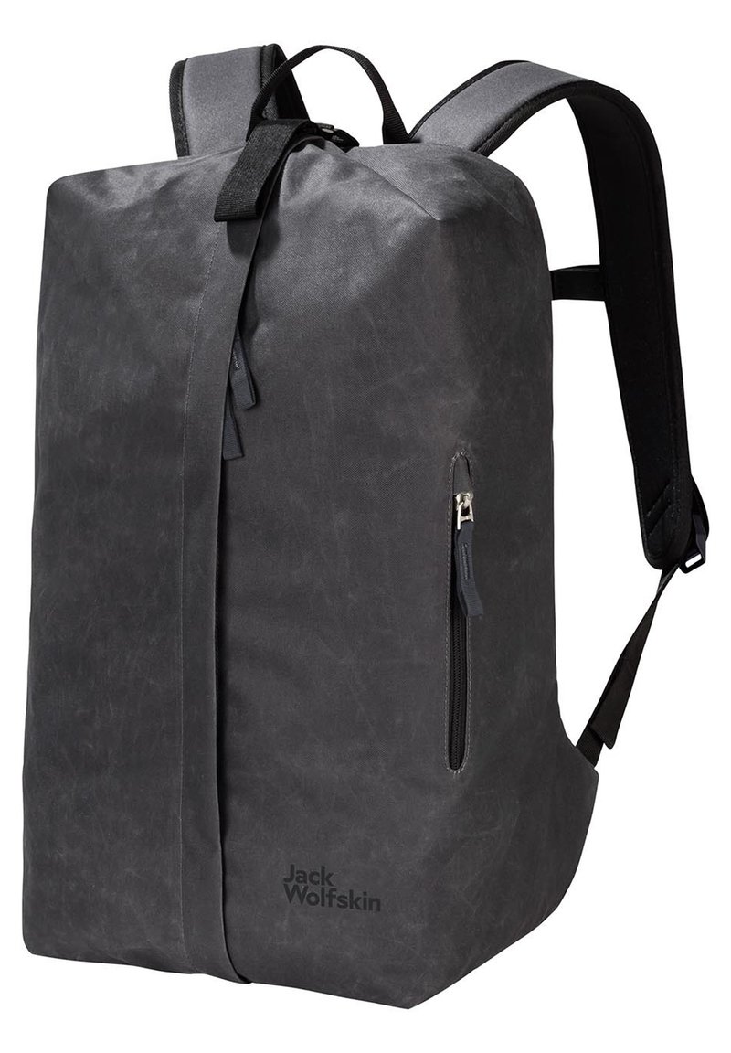 Schwarzer Rucksack aus strukturiertem Stoff mit einem Hauptreißverschluss, einer seitlichen Reißverschlusstasche und gepolsterten Schulterriemen. Markenlogo sichtbar.