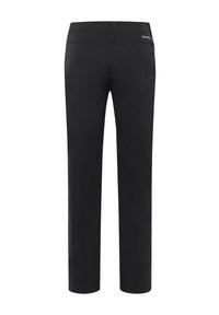 Zwarte, rechte broek met een gladde textuur. Kenmerkt zich door een tailleband met riemlussen en een klein logo boven de achterzak.