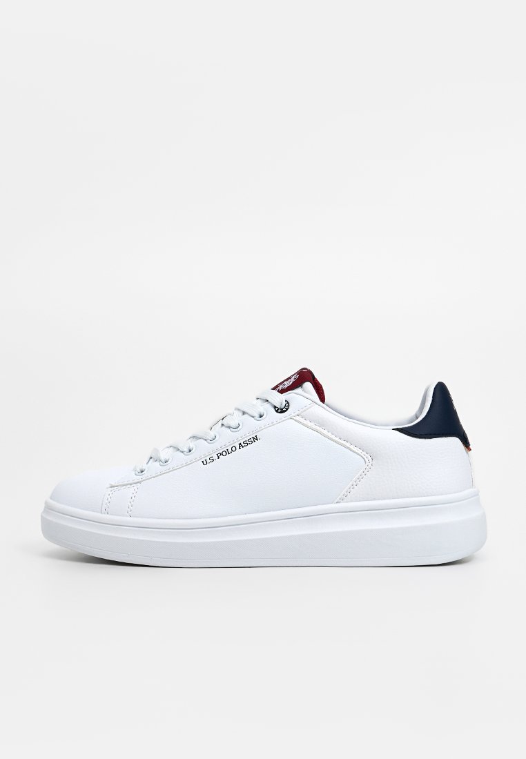 Zapatillas sintéticas blancas con un acabado texturizado, que presentan detalles en azul marino en el talón y una pestaña color burdeos, etiquetada "U.S. Polo Assn."