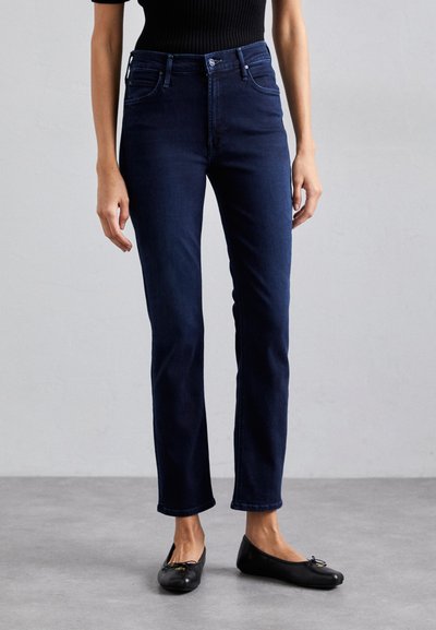 Tumman pesun denim-farkut, jotka ovat kapeat, hienovaraisella kulutuksella ja keski-korkealla vyötäröllä. Ominaisuuksiin kuuluu klassinen viiden taskun tyyli ja sileä, pehmeä pinta.