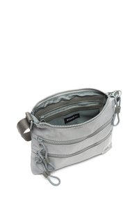 Borsa in nylon grigia con più scomparti con zip; presenta una superficie texturizzata e hardware resistente. L'interno è foderato e include tasche per carte.