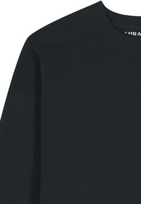 Sweat-shirt noir à col rond, mettant l'accent sur le haut du torse et l'encolure avec un col côtelé et des coutures visibles sur l'épaule.