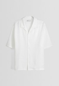 Camicia bianca a maniche corte, con bottone frontale, in tessuto leggero con una sottile texture, colletto classico e design con orlo dritto.
