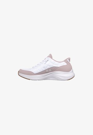 Chaussure de sport blanche avec texture matelassée, accents rose pâle, forme arrondie, lacets blancs et semelle rembourrée, avec des perforations sur le côté.