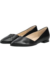 Bailarinas de cuero negro con punta afilada y diseño de corte en V. Textura suave y silueta minimalista, con un pequeño tacón para mayor estabilidad.