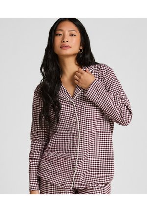 Ensemble de pyjama à carreaux en bordeaux et blanc, avec un devant à boutons, un col et des bords pipés. Tissu doux avec des manches longues et des poches.