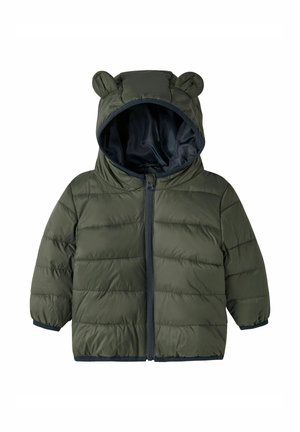 Detská prešívaná bunda olivovo zelenej farby s kapucňou, ktorá má dve malé zaoblené zvieracie uši a predný zips.