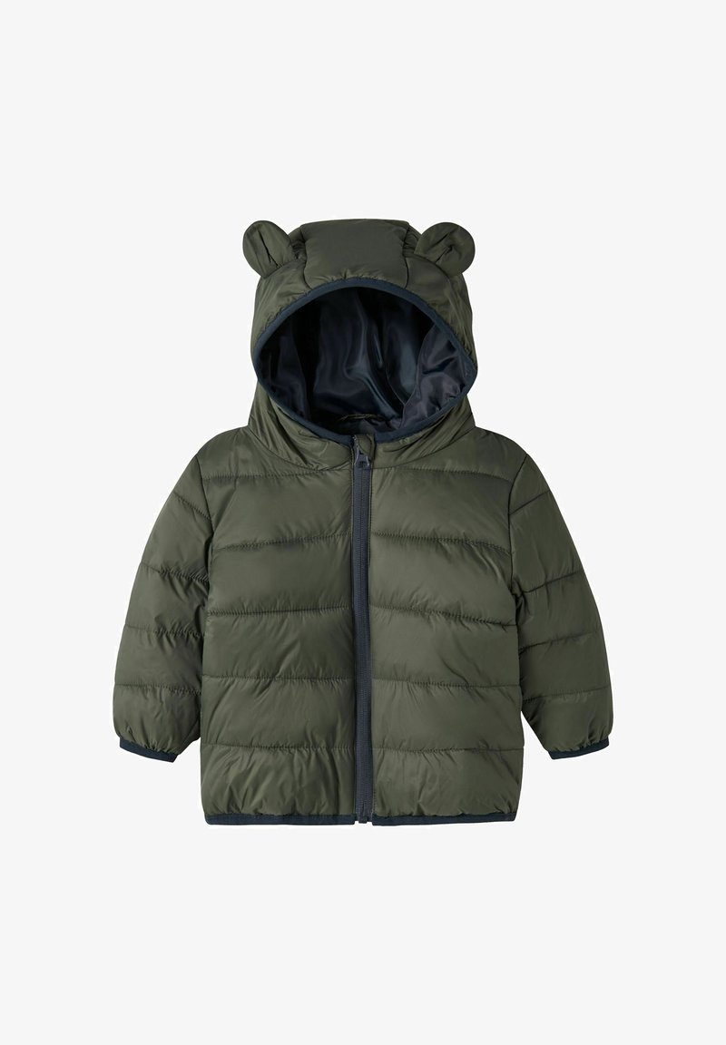 Veste matelassée pour enfants de couleur vert olive avec capuche, munie de deux petites oreilles d’animaux arrondies et d’une fermeture éclair à l’avant.