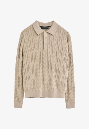 Suéter de polo de punto beige con un patrón de trenzas, cuello puntiagudo, tres botones y puños y dobladillo de canalé. Textura suave y diseño clásico.